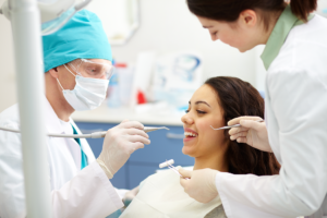 dentist-examining-a-patient-s-teeth-menor